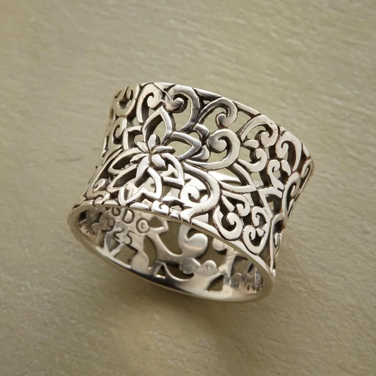 Hollow Ivy Ring
