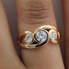 Inlaid Zirconia Spiral Gold Ring