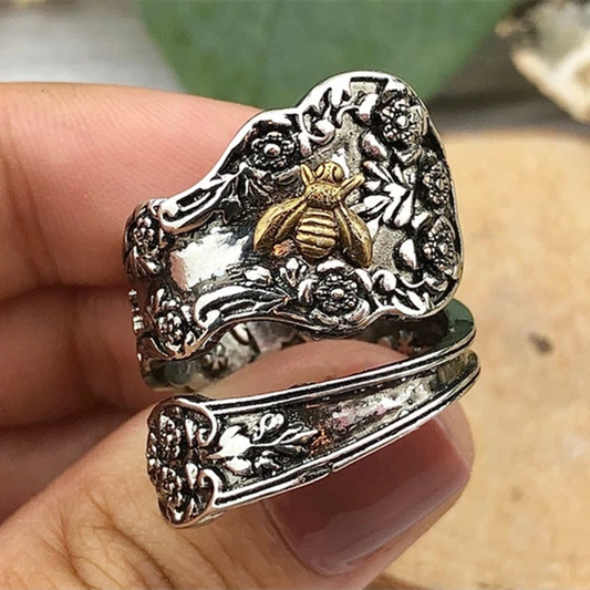 Inlaid Golden Bee Ring