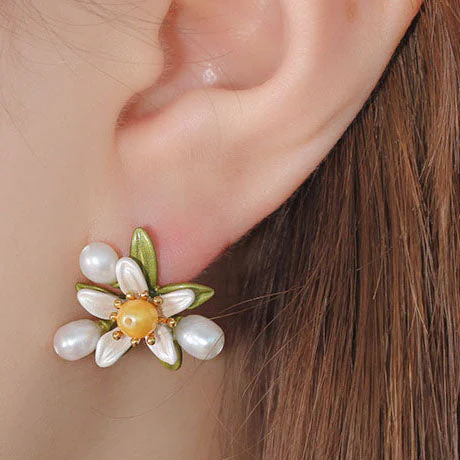 Daisy Pearl Earrings