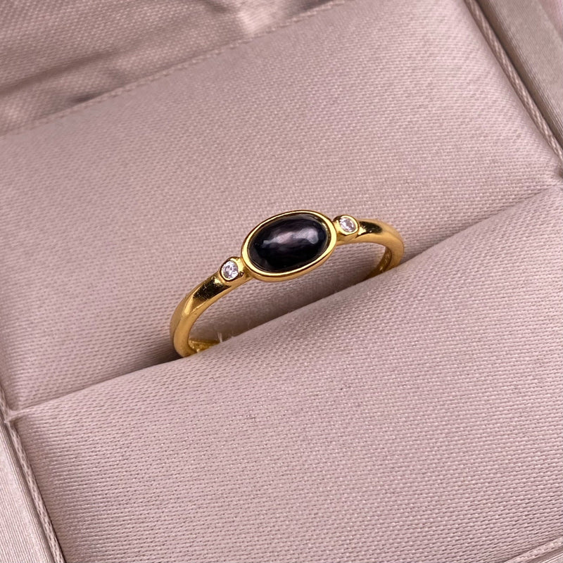Elegant Onyx Gold Ring