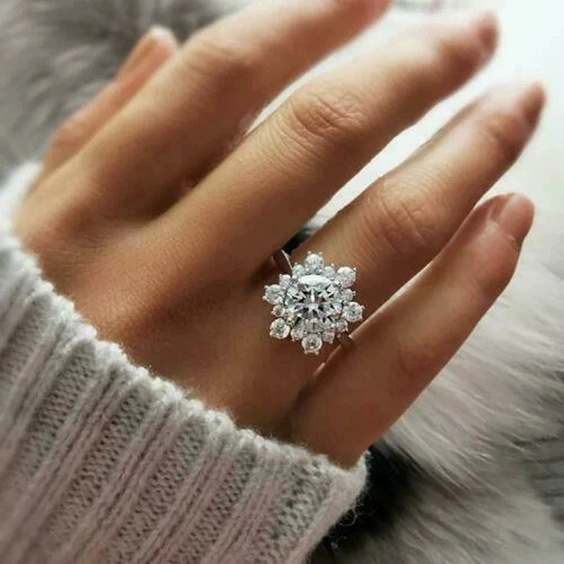 Elegant Snowflake Zircon Ring