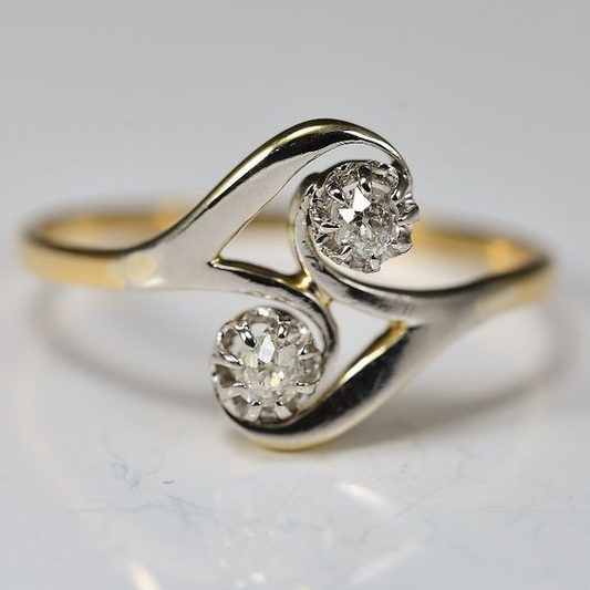 Zirconia Wavy Gold Ring